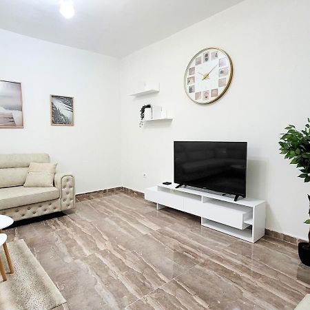 One-Bedroom Gem By The Square Tirana Exterior foto