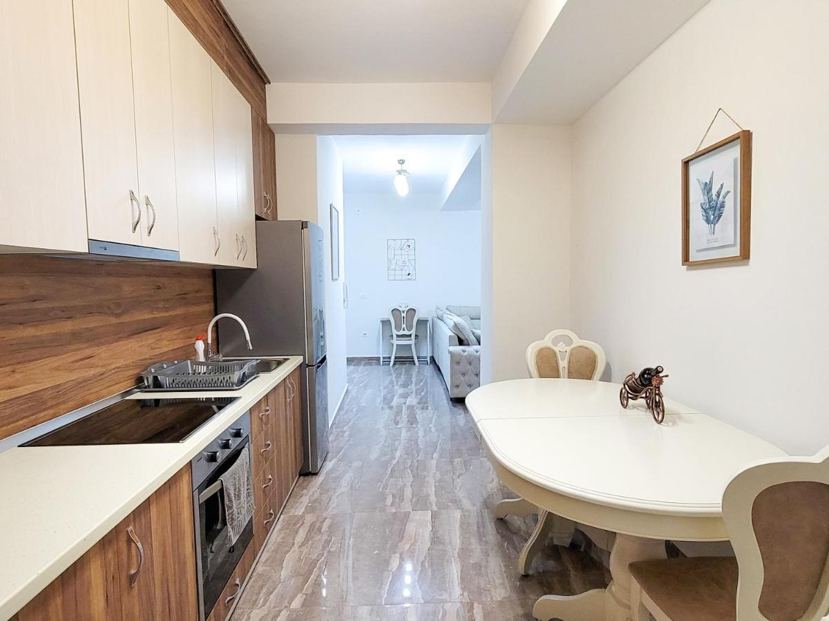 One-Bedroom Gem By The Square Tirana Exterior foto